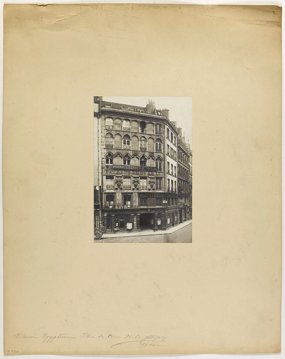 הבית המצרי ב-place du Caire בשנת 1910. צילום: אנרי גודפרואה. התמונה נמצאת בנחלת הכלל