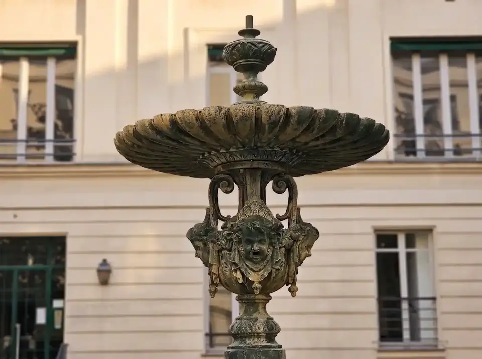 המזרקה בחצר של square d'Orléans