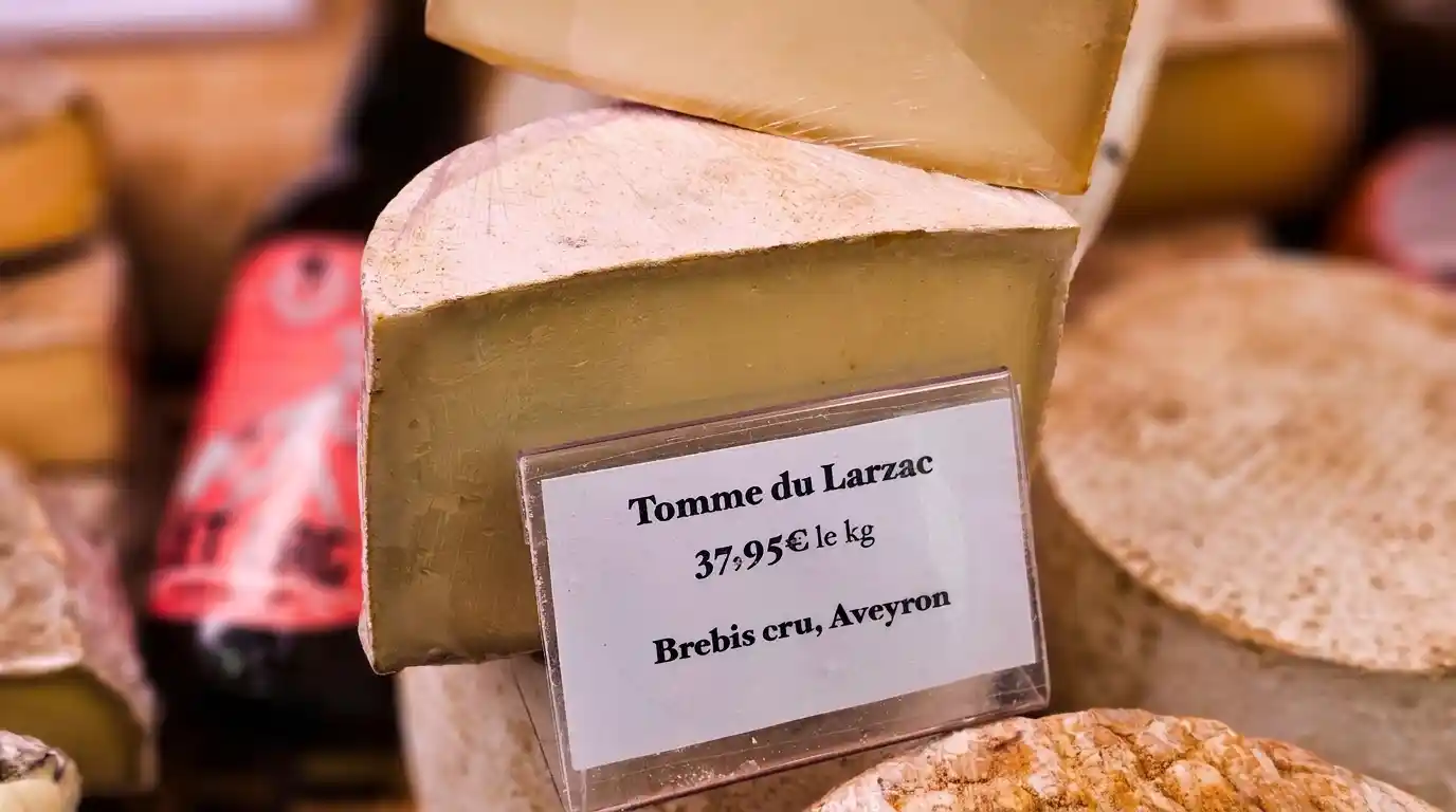 Tomme du Larzac על דלפק גבינות ב-rue Montorgueil. צילום: צבי חזנוב