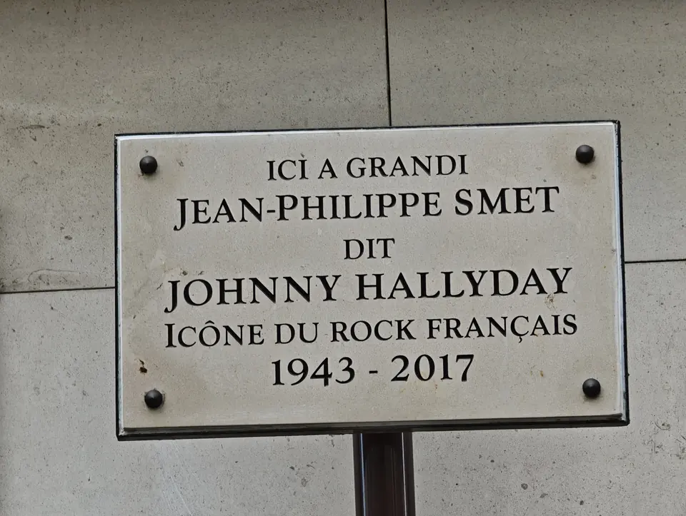 השלט לזכרו של ג'וני אלידיי ב-13 rue de la Tour-des-Dames