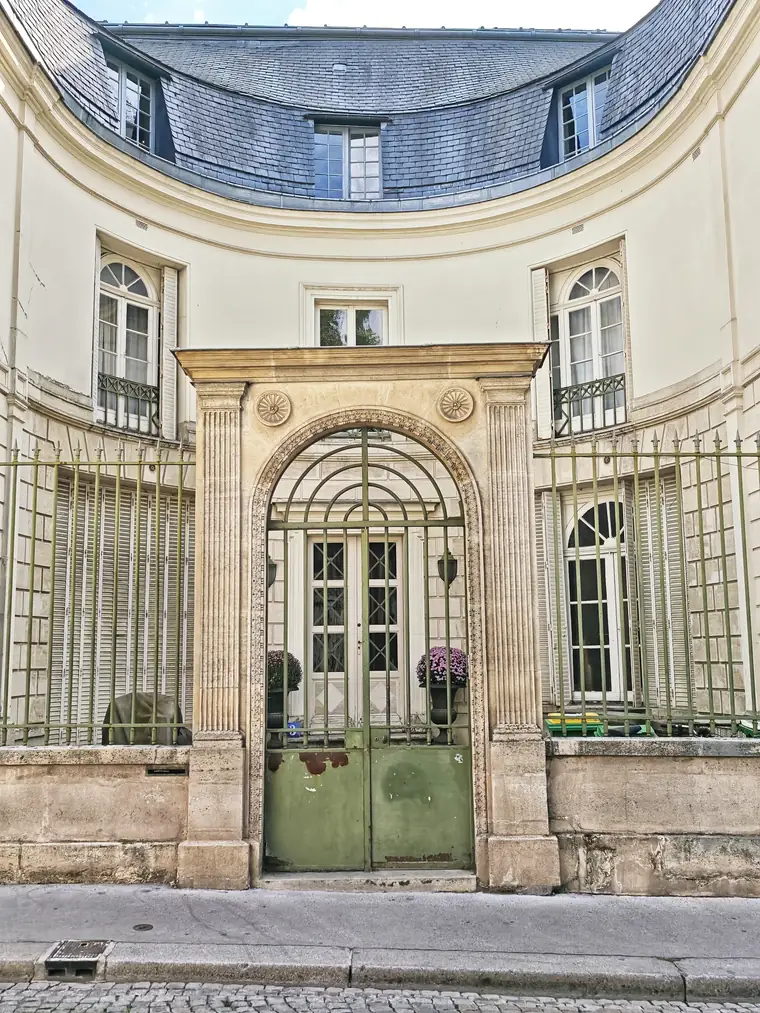 הבית של השחקנית דושנואה ב-3 rue de la Tour-des-Dames
