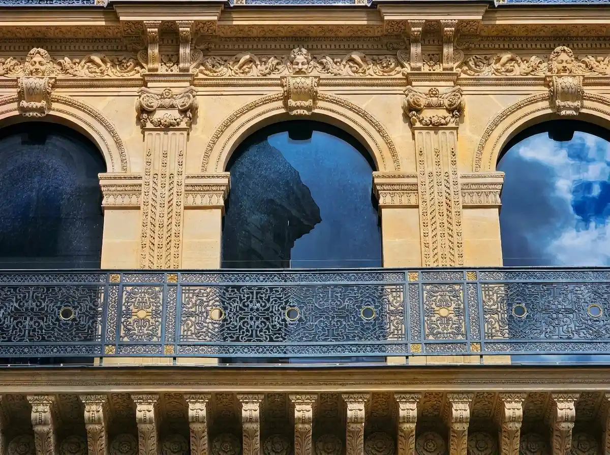 המרפסת של הבניין בו שכנה המסעדה La Maison Dorée. צילום: צבי חזנוב