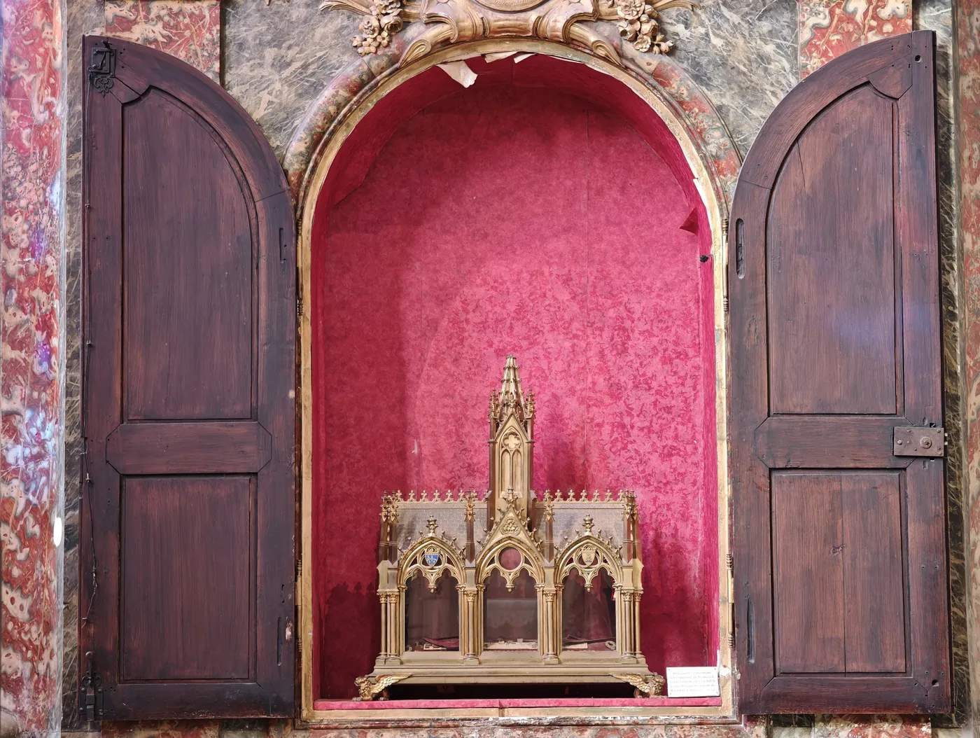 A reliquary box in Cathédrale Saint-Étienne which, according to the sign, contains a fragment of Saint Germanus's shroud. Photo: Zvi Chazanov