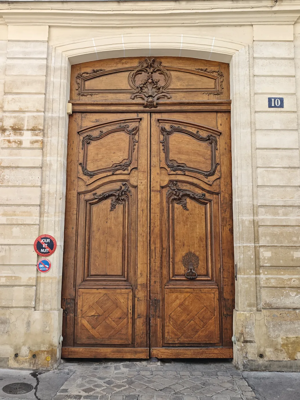 דלתות שער הכרכרות המגולפות ב-10 rue de Saintonge. צילום: צבי חזנוב