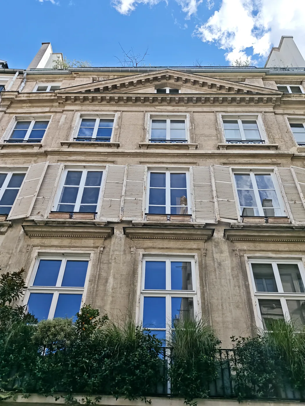 בית הדירות עם הגמלון המשולש ב-20 rue de Saintonge. צילום: צבי חזנוב