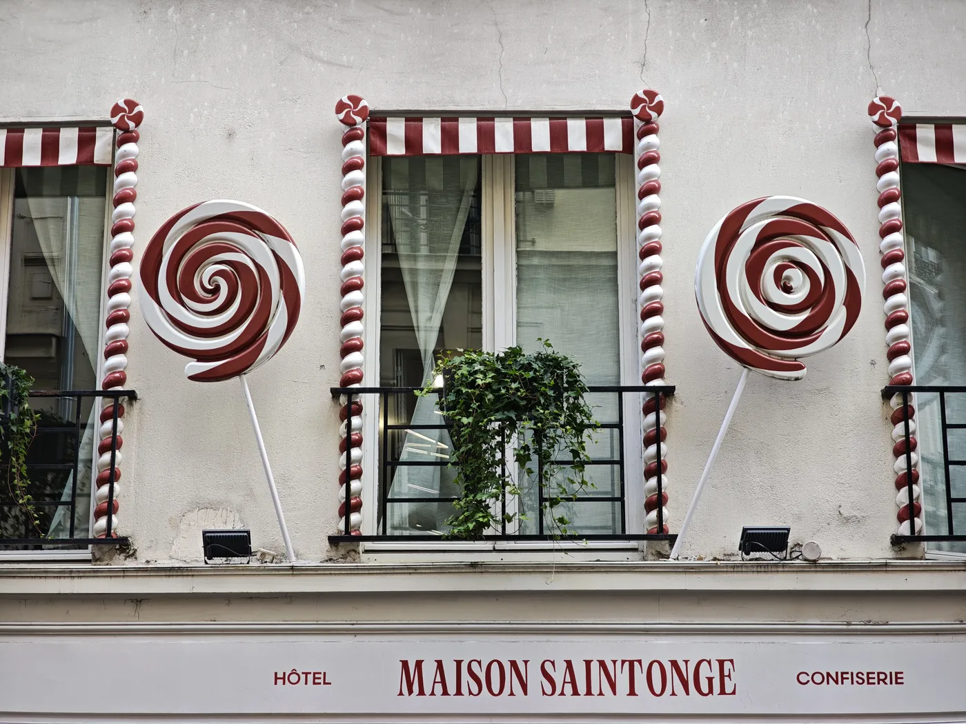 החזית של מלון Maison Saintonge ב-16 rue de Saintonge. צילום: צבי חזנוב