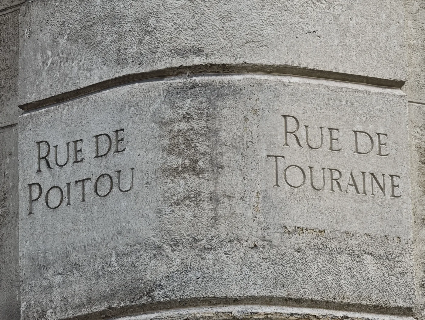 שמות הרחובות החקוקים באבן בפינת rue de Poitou, ובהם rue de Touraine. צילום: צבי חזנוב
